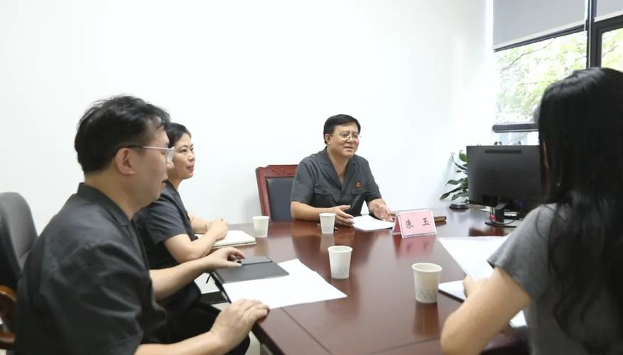 朱玉面对面听取来访人肖某某和她的法律援助律师夏某的陈述,详细询
